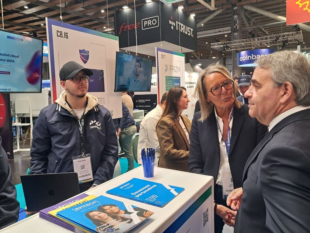 Xavier Bertrand au Forum In Cyber sur le stand Epitech
