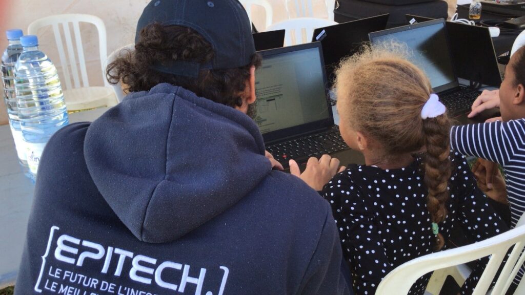 Les Cobras initient les plus petits à l’informatique pendant les vacances