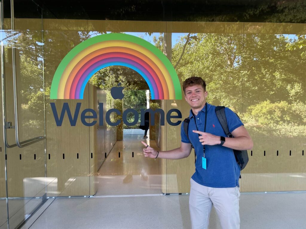 « Des étoiles dans les yeux » : l’aventure de Valentin (Epitech Bordeaux) à la WWDC 22 d’Apple