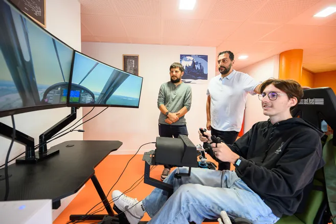 Epitech Moulins campus doté de plusieurs simulateurs de vol, d'un laboratoire intelligence artificielle, jeu vidéo, ingénieur logiciel