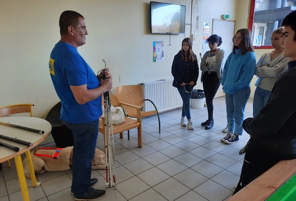 L’Association des Chiens Guides d’Aveugles de l’Ouest (Rennes) rend visite aux 2ndes